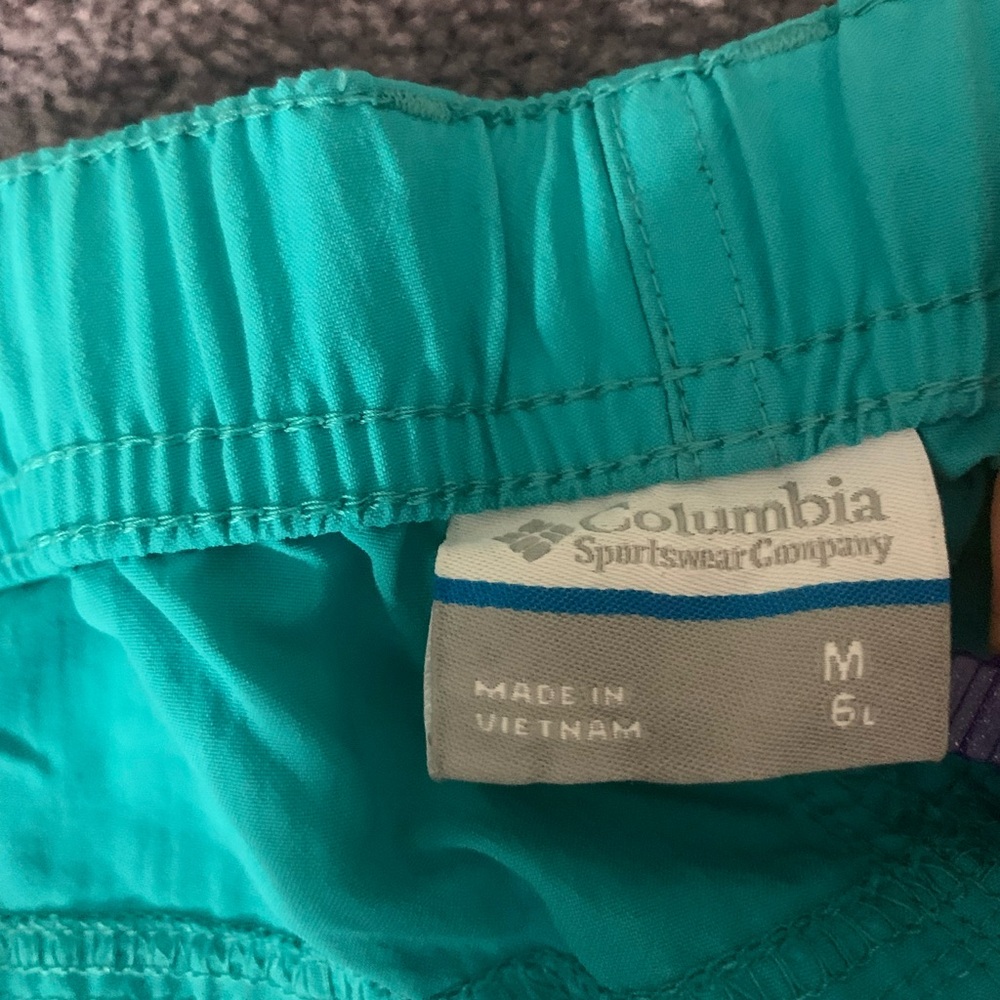 Two pair of women’s Columbia hiking shorts - Picture 10 of 12
